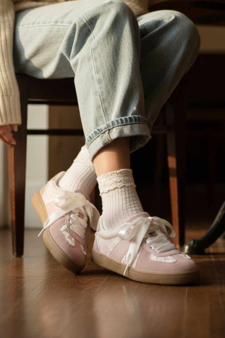 Ribbon-lace shoe