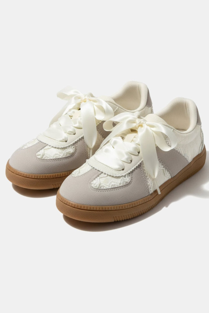 Ribbon-lace shoe