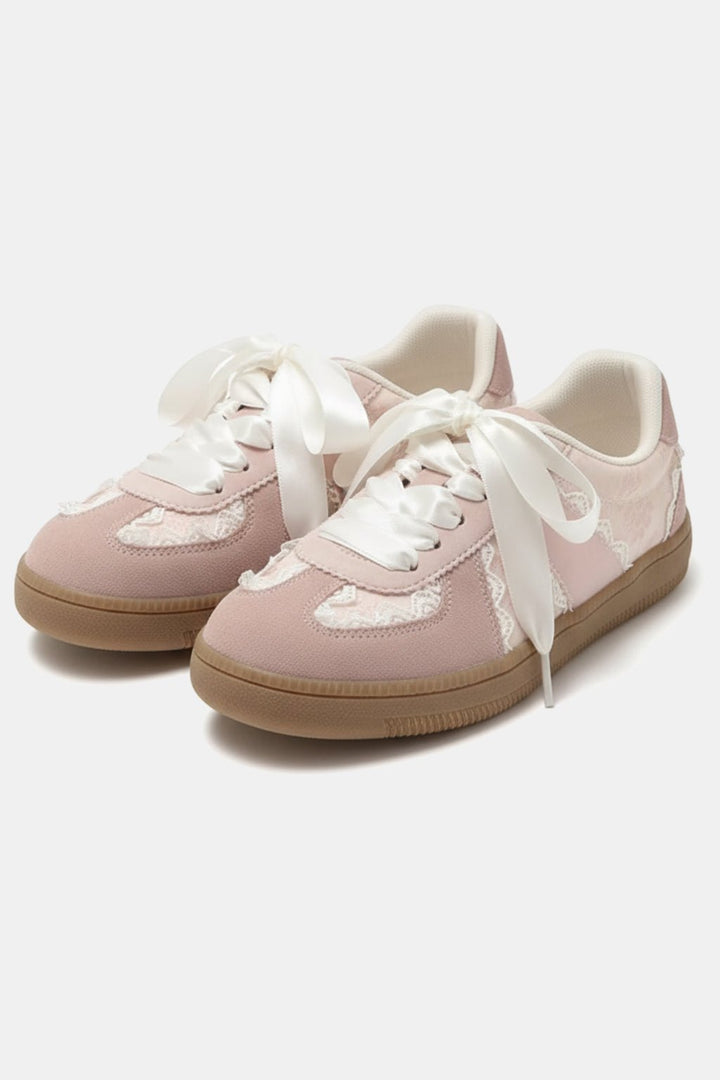 Ribbon-lace shoe
